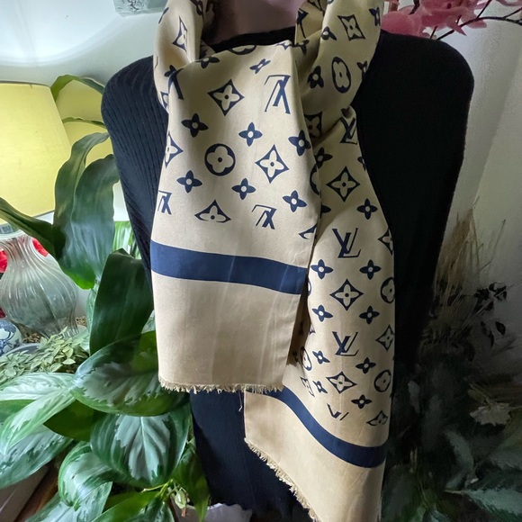 Louis Vuitton Silk Scarf. - Picture 5 of 15